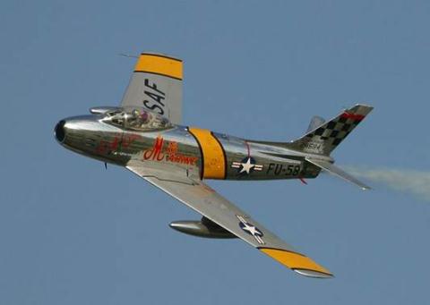 Khi đang bay cùng tốc độ thì MiG-15 có khả năng tăng tốc, lấy độ cao và trần bay tốt hơn F-86.