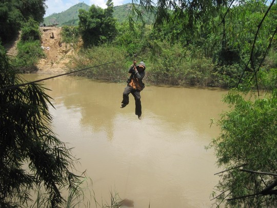 Đu dây cáp qua sông, một phụ nữ rơi từ độ cao 10 m