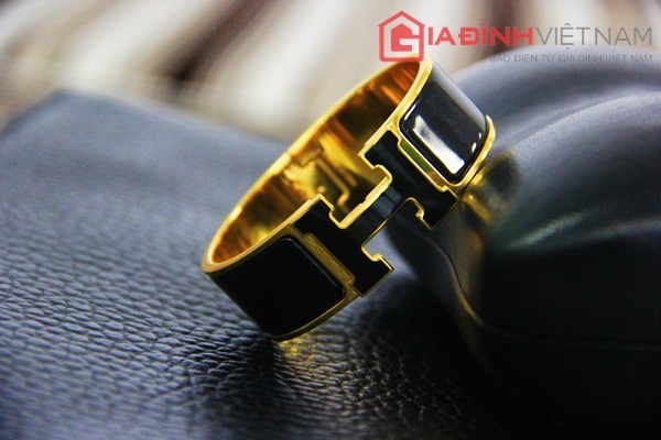 Với chất liệu vàng nguyên khối khá dày và sang trọng, chiếc vòng tay Hermes Solid Gold sẽ trở thành món đồ trang sức độc đáo và quý giá nhất trong bộ sưu tập của bạn. Dù giá thành không hề rẻ, nhưng sản phẩm chắc chắn sẽ khiến cho bạn cảm thấy hài lòng về nó.