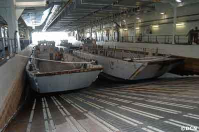 Khoang chứa tàu đổ bộ LCAC và LCM của tàu sân bay trực thăng lớp Mistral