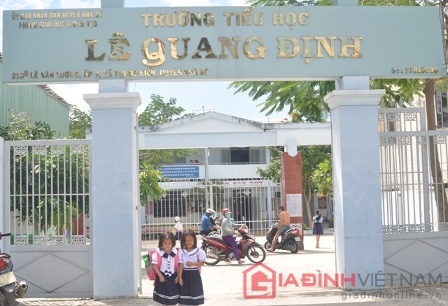 Ngôi trường hai bé Huyền - Thoại học