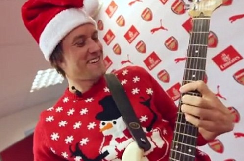  Tiền vệ Thomas Rosicky, người có biệt danh là tiểu Mozart của Arsenal trổ tài chơi đàn. Ảnh: AFC Foundation