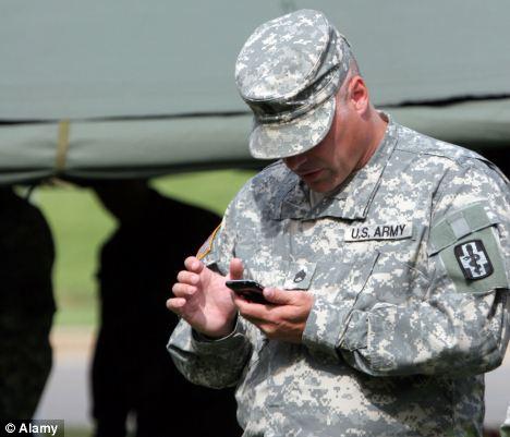 Không chỉ lính trẻ, các sỹ quan của quân đội Mỹ cũng nghiện mạng xã hội