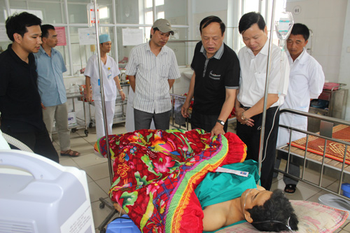 Thăm hỏi, động viên công nhân bị thương đang điều trị tại Bệnh viện đa khoa huyện Mèo Vạc.
