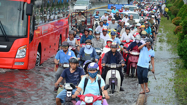 Phương tiện di chuyển khó khăn trên đường Kinh Dương Vương, P. An Lạc, Q. Bình Tân - Ảnh: Thanh Tùng