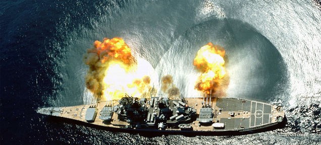 Vùng chấn động trên biển do lực bắn của các khẩu pháo trên tàu USS Iowa.