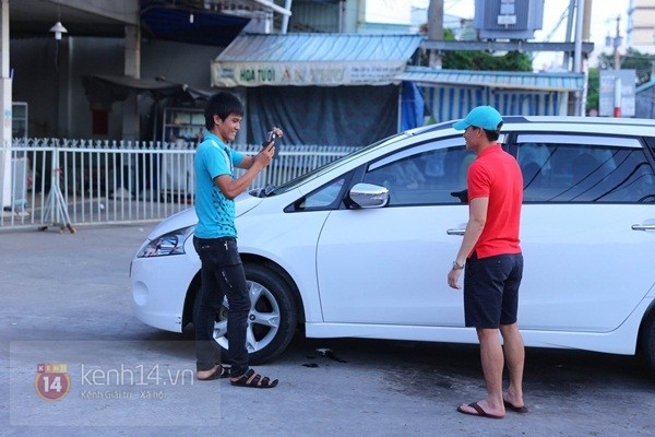 Thủy Tiên liên tục che mặt khi rời khỏi nhà ở Kiên Giang 4