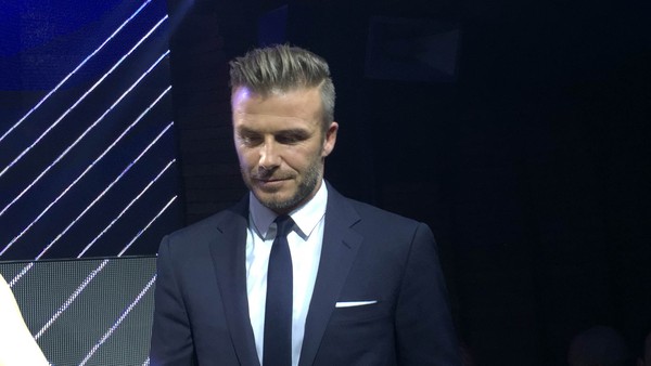 Tóc Tiên diện váy gợi cảm sánh vai cùng Beckham 4