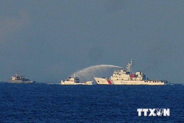 Tàu Trung Quốc liên tục tấn công bằng vòi rồng các tàu Việt Nam