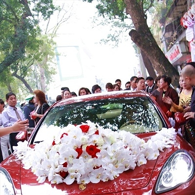Tuấn Hưng đã sử dụng chiếc siêu xe Porsche Panamera Turbo màu đỏ có giá gần 10 tỷ đồng để làm xe cưới của mình