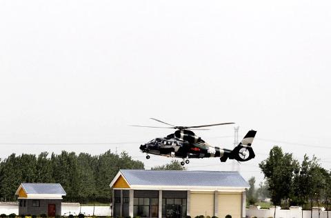 Máy bay trực thăng Z-9 hạ cánh tại điểm dừng xe