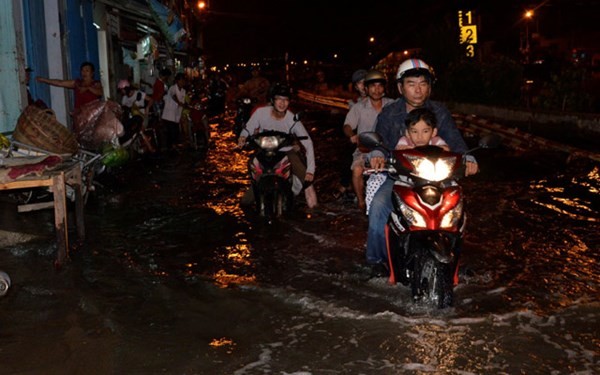 Đường Sài Gòn biến thành sông, giao thông rối loạn
