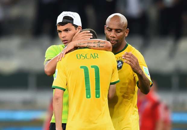 Thiago Silva vào sân an ủi các đồng đội