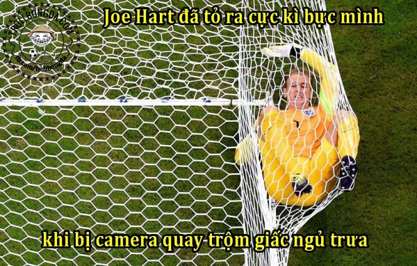 Joe Hart lăn lộn trong lưới
