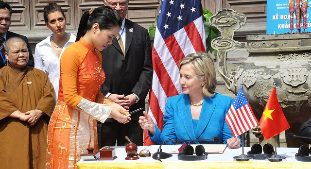 Bà Hillary Clinton trong chuyến thăm Việt Nam trên cương vị Ngoại trưởng Mỹ năm 2010. Ảnh: Bộ Ngoại giao Mỹ