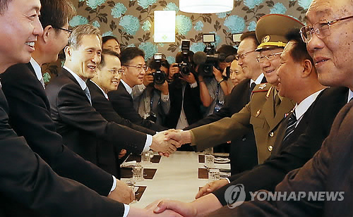 Đoàn đại biểu cấp cao Triều Tiên trong buổi hội đàm không chính thức với Hàn Quốc chiều 4/10. Ảnh: Yonhap.
