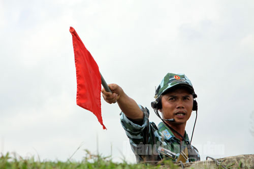 Chỉ huy đại đội với khẩu lệnh dõng dạc, dứt khoát, chỉ huy các khẩu đội nhanh chóng bắt, bám sát mục tiêu.