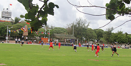 Hai đoàn giao lưu văn hóa văn nghệ và các môn thể thao như bóng đá, bóng chuyền và kéo co. Quân và dân trên đảo nhiệt tình tham gia cổ vũ cho hai đội tham gia thi đấu.