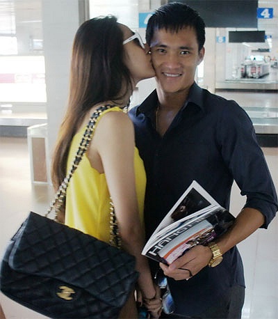 Nụ hôn tạm biệt của Thủy Tiên khi ra sân bay tiễn Công Vinh.