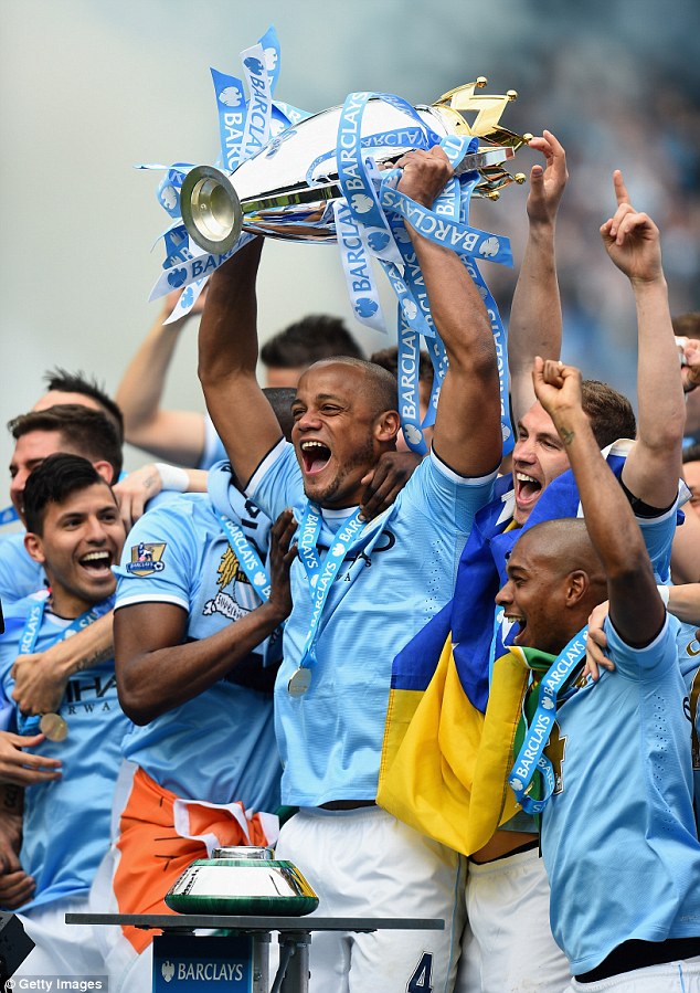 Kompany nâng cao danh hiệu vô địch Premier League