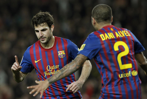 Barca đang muốn bán Fabregas và Alves