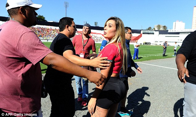 Andressa Urach liên tục tìm đến làm phiền Cris Ronaldo nên đã bị các nhân viên bảo vệ đuổi đi