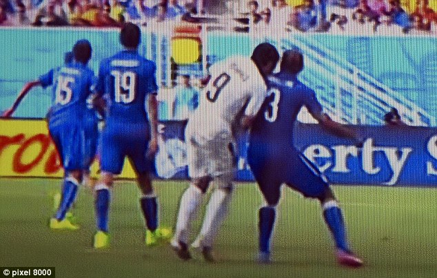 Không ghi bàn thắng nhưng Suarez để lại ấn tượng với pha cắn vào vai Giorgio Chiellini