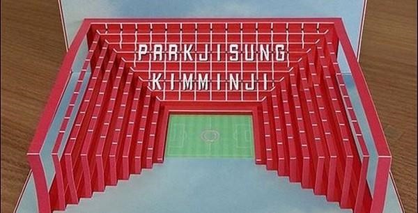 Thiệp cưới với hình sân vận động Old Trafford của Park Ji-Sung và MC xinh đẹp Kim Min Ji.