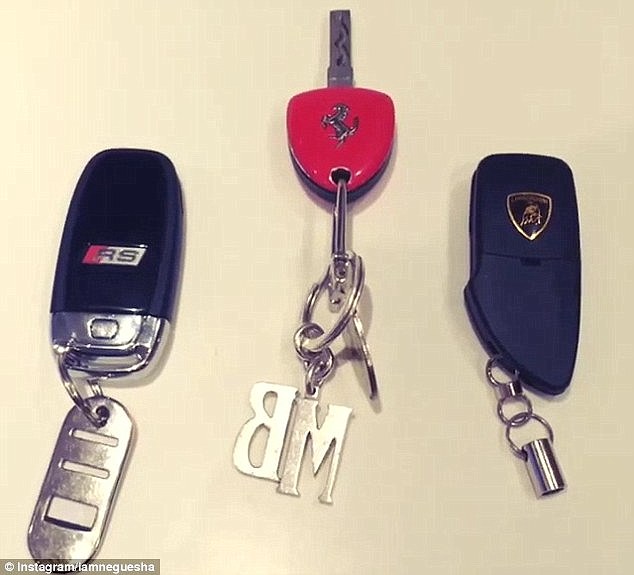 Fanny Neguesha đăng ảnh này của Balotelli chìa khóa xe của Audi của mình (trái), Ferrari (giữa) và Lamborghini