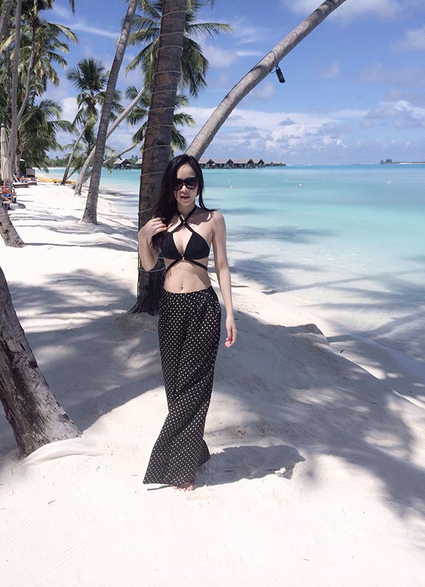 Trong chuyến du lịch tới Maldives, cô vẫn khiến đông đảo du khách tại địa điểm du lịch được mệnh danh là đảo thiên đường này không thể rời mắt khỏi mình khi diện bộ bikini mảnh mai, gợi cảm.