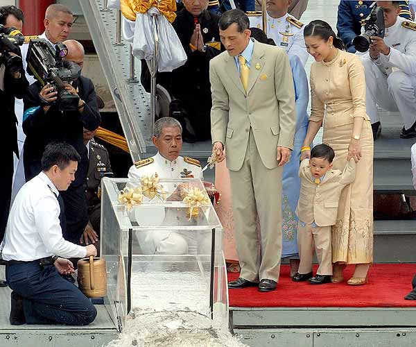 Tháng 4/2005, Vương phi sinh hạ cậu con trai đầu lòng Dipangkorn Rasmijoti. 