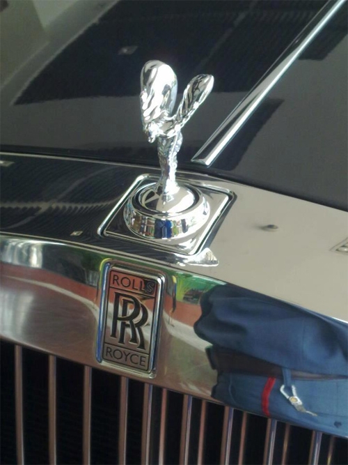 Biểu tượng của thương hiệu Rolls Royce trên mũi xe