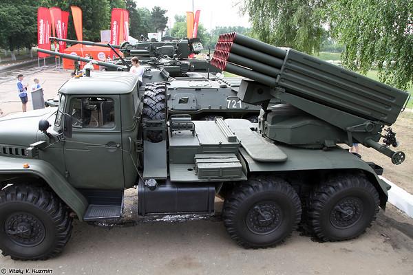 Pháo phản lực BM-21 Grad bao gồm 40 ống phóng cỡ 122mm với tầm bắn tối đa lên đến 45km.