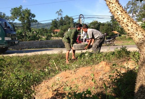 Nhận được tin báo, lực lượng CSGT Công an huyện Nam Đàn kịp thời có mặt để đảm bảo an toàn giao thông trên đoạn đường. Chiều cùng ngày, chiếc xe được trục vớt để điều tra nguyên nhân.