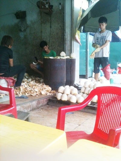 lòng-lợn, mỡ-thối, cá-khô, hóa-chất, tẩy-trắng, tăng-trọng, thịt-gà, xăng, dừa-xiêm, bữa-ăn