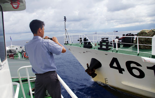 Kiểm ngư chính Lê Văn Sang, Phó Thuyền trưởng Tàu KN-762 bình tĩnh quay, chụp lại hình ảnh tàu Hải cảnh của Trung Quốc đâm va tàu của mình.