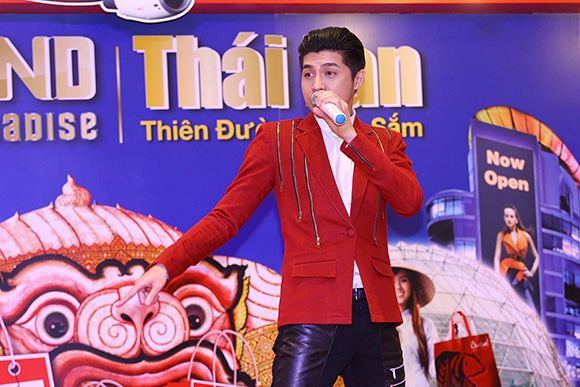 Theo chân Noo Phước Thịnh một ngày chạy show bận rộn