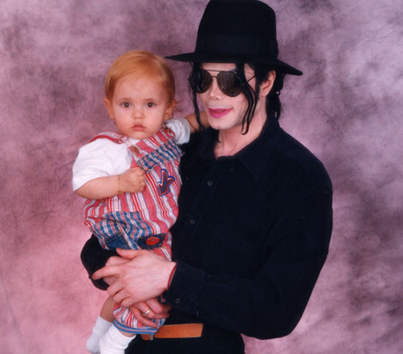Loạt ảnh hiếm mới công bố của Michael Jackson bên 2 con