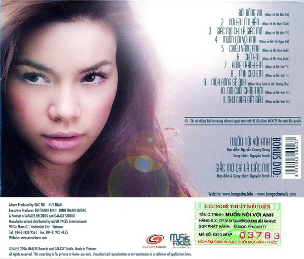 Trên bìa đĩa album đầu tiên sau khi lấn sân ca hát 24 giờ 7 ngày, Hồ Ngọc Hà mang đến nét xinh xắn nữ tính hơn nhờ trang điểm theo phong cách khác. 