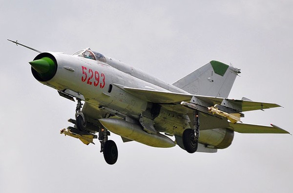 Tiêm kích MiG-21 bis Việt Nam với tên lửa R-60