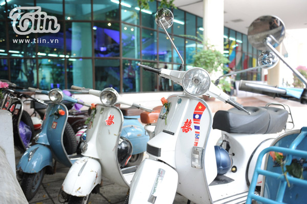 Chuyện tình xê dịch của cặp đôi rước dâu bằng vespa cổ