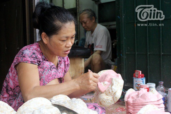 Người nghệ nhân cuối cùng làm mặt nạ giấy bồi nuôi dưỡng tuổi thơ