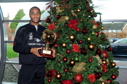  Tiền vệ trẻ Raheem Sterling nhận danh hiệu Golden Boy 2014 bên cây thông Giáng sinh. Ảnh: The Mirror