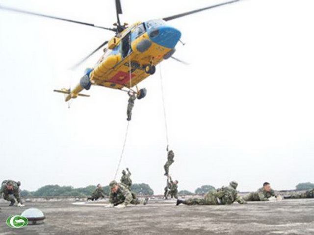 Trong ảnh là một tổ đặc công luyện tập bài đột kích từ trực thăng, giống với bài tập sáng nay khi gặp nạn.