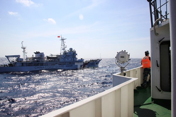 Tàu CSB của Trung Quốc ép sát tàu CSB Việt Nam.