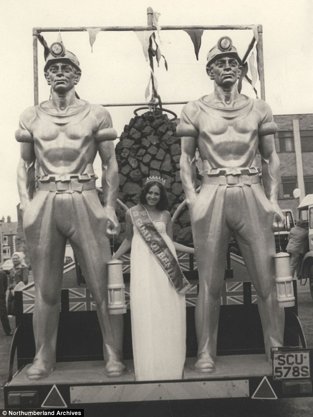 Than Nữ hoàng Frances Cogan, Hoa hậu Brenkley Colliery, những người đã được trao vương miện Nữ hoàng Northumberland than vào năm 1978 trong hình trên một phao được sử dụng cho các cuộc diễu hành, các sự kiện và thúc đẩy Ban Than