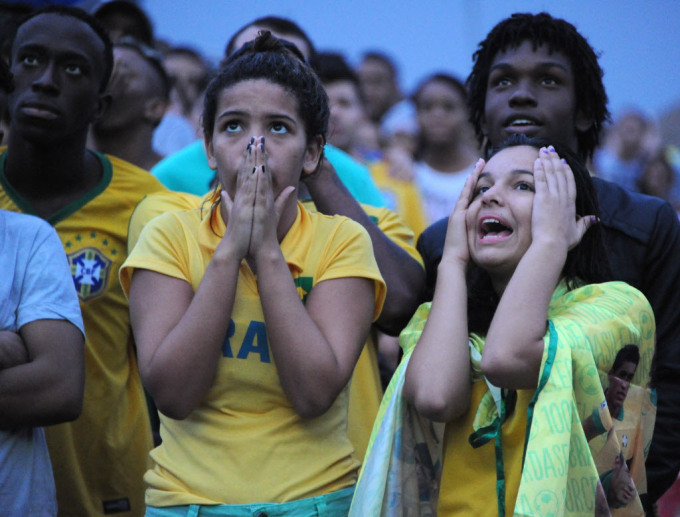 Hàng ngàn người hâm mộ tại FIFA Fan Fest tại Rio de Janeiro, Brazil tham dự World Cup 2014 trận bán kết Brazil vs Đức - được tổ chức tại sân vận động Mineirao tại Belo Horizonte -. Trên 08 tháng 7 2014 Tasso MARCELO / AFP / Getty Images