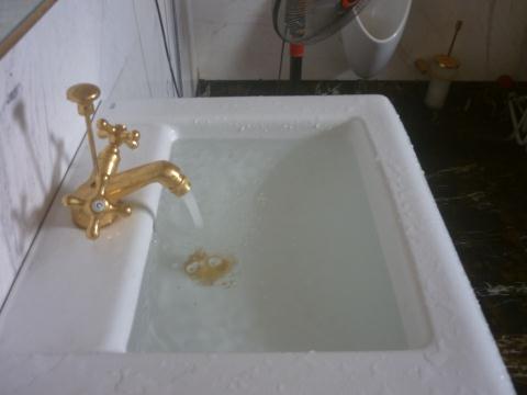 Đặc biệt là các thiết bị trong nhà tắm như vam khóa, vòi nước được mạ vàng rất công phu, toàn vật dụng tiền trăm triệu trở lên.