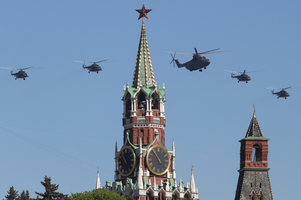 Máy bay trực thăng Mi-26 và Mi-8 tham gia lễ diễu binh mừng Ngày chiến thắng trên quảng trưởng Đỏ ở Moscow.