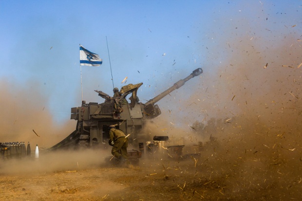 Các binh sĩ  của quân đội Israel nã pháo nhằm vào Dải Gaza.